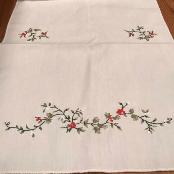 Vintage Christmas Holly Embroidered White 16 Napkins 2 Matching Table Runners - Picture 2 of 5